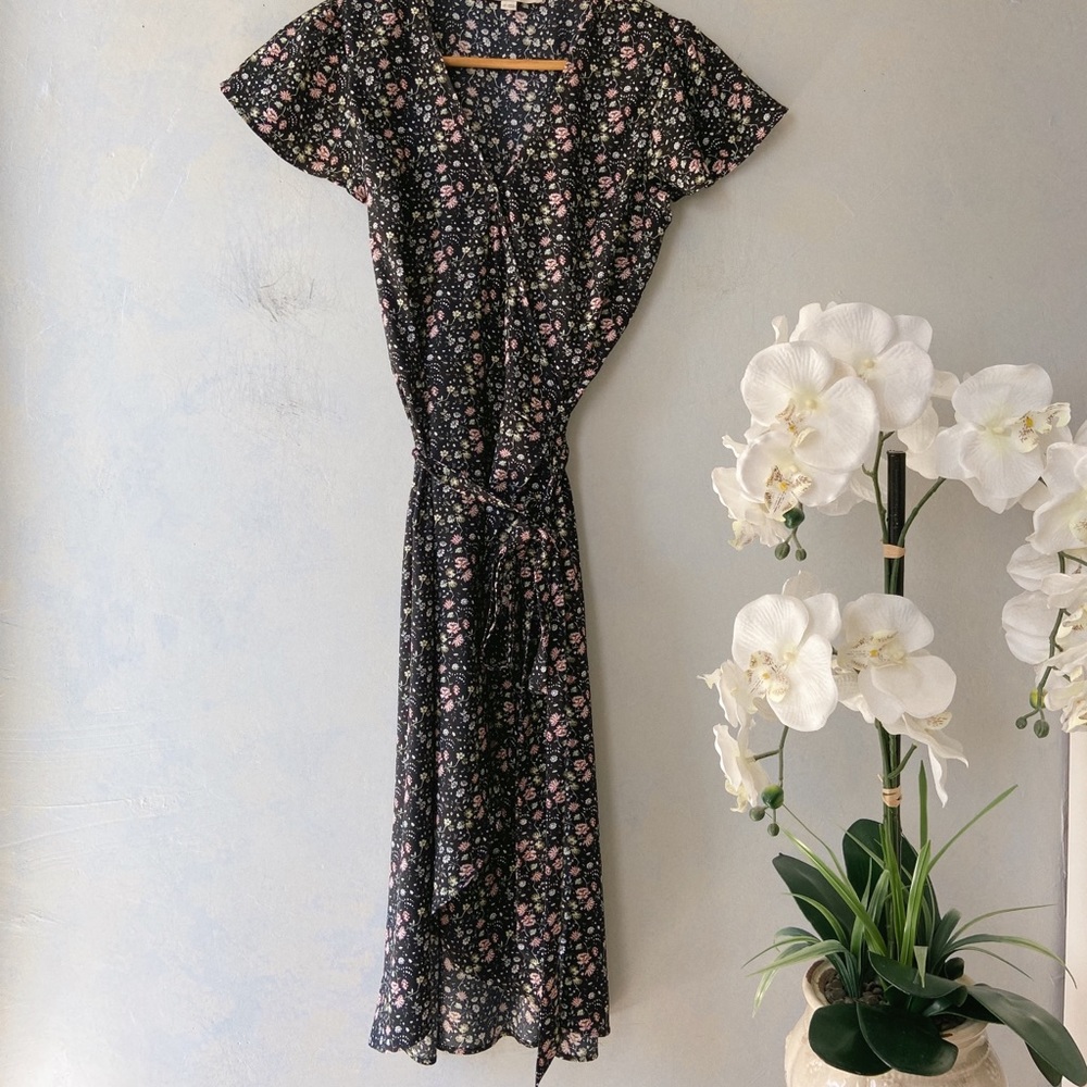 ✨ ON SALE - Floral Wrapped LOFT Dress 💐